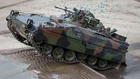 Ein Schützenpanzer Marder 1A5 fährt über ein Hindernis auf dem Truppenübungsplatz