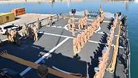 Soldaten sind auf einem Helikopterdeck angetreten