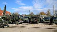 Bundeswehrfahrzeuge und IT-Systeme stehen auf einem Platz in der Luitpold-Kaserne in Dillingen.