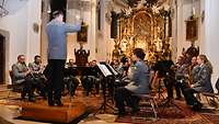 Ein Orchester der Bundeswehr spielt in einer Kirche.