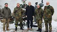 Gruppenfoto vorm Weihnachtsbaum