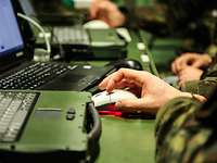 Vorbereitung eines Gefechtsstandes für die Übung Stolzer Wettiner Mehrere Soldaten arbeiten an Laptops.