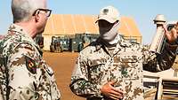 Der Generalinspekteur steht neben Oberfeldwebel Luis