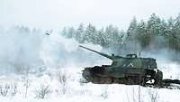 Panzerhaubitze 2000 beim Schuss in verschneiter Landschaft