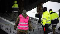Nach der Landung des A400 begrüßt Oberstabsgefreiter Stefanie T. die Neuankömmlinge in Litauen