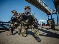 Deutsche Soldaten sichern die Evakuierung von Schutzbefohlenen Bewaffnete Soldaten knien im Hafen während der Evakuierungsübung Schneller Adler.
