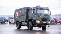 Ein militärischer Sanitäts-LKW für den Krankentransport auf einer Straße