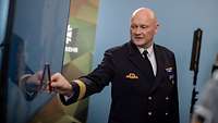 Flotillenadmiral Henning Faltin zeigt mit dem Stift auf einen Bildschirm während eines Interviews