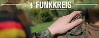 Funkkreis #133: Wiedereinsteller mit PTBS Podcast-Logo ,,Funkkreis" und Text ,,Wiedereinsteller mit PTBS." Ein Soldat legt seine Hand auf die Schulter eines Kameraden.