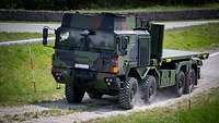 Ein Militär-Lkw fährt im Gelände