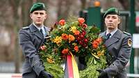 Zwei Soldaten des Wachbataillons tragen den Kranz zum Gedenken Julius Lebers