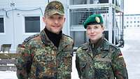 Zwei Soldaten stehen vor einem Gebäude