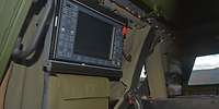 Ein Monitor mit Bedienelementen im Innenraum eines Militärfahrzeugs vom Typ Eagle V