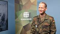 Oberstleutnant Dr. Simon Werner während eines Interviews mit einem Soldaten