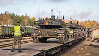 Kampfpanzer Leopard 2 bei der Bahnverladung.