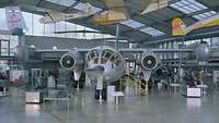 Ein Transportflugzeug steht in einer Halle.