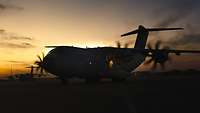 Im Abendrot ist die Silhouette des Transportflugzeugs Airbus A400M zu sehen
