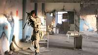 Zwei Soldaten sichern einen Raum mit der Waffe im Anschlag
