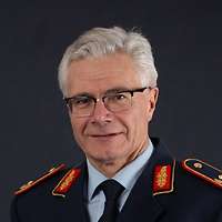 Ein Soldat posiert vor dem Schriftzug „A HOME FOR RESPECT.“