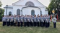 Das Musikkorps spielt auf dem Marktplatz in Ekslö
