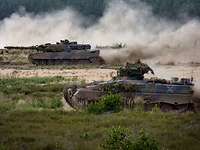 Leopard 2 A6 und Marder bei einer Gefechtsübung Iron Wolf Ein Kampfpanzer Leopard und ein Schützenpanzer Marder fahren nebeneinander im Gelände und wirbeln Staub auf