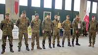 Soldaten stehen nebeneinander in einer Reihe.