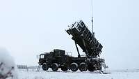 Das Flugabwehrraketensystem Patriot Im Schnee wirkt der Launcher allein und verlassen, wie schlafend, doch das täuscht: er ist einsatzbereit