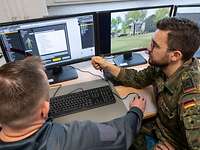 Soldaten arbeiten am Computer Zwei Personen am Schreibtisch schauen auf einen Monitor