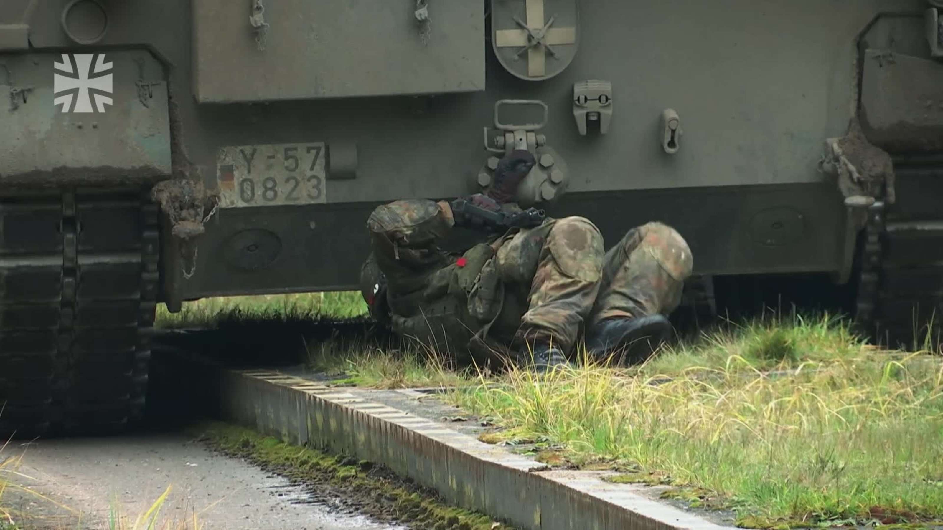 52+ Pensionierter Soldat Überrollt Vorgarten Mit Panzer Comedy,