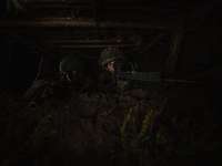 Sichern bei Nacht Zwei Soldaten mit Gewehr im Anschlag bei Nacht