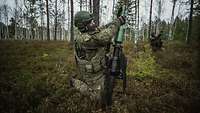 Panzerfaustschießen Zwei Soldaten arbeiten mit der Panzerfaust im waldigen Gelände