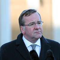 Boris Pistorius steht hinter einem Rednerpult, außerhalb des Verteidigungsministeriums.