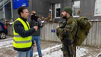 Ein Soldat stellt sich den Fragen eines Reporters. 