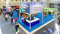 Ein Messestand der Bundeswehr auf blauem Hallenboden