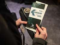 Einschleusung zum CIR-Konvent 2023 Eine Soldatin hält ihr Barett und einen Flyer zum CIR-Konvent 2023 in der Hand.