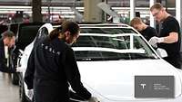 Mitarbeiter von Tesla an einem Wagen 