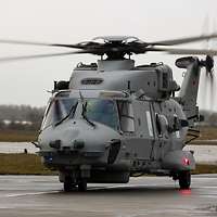 Hubschrauber auf einer Landebahn