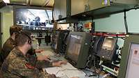 Schule Informationstechnik der Bundeswehr in Pöcking Lehrgangsteilnehmer der Schule Informationstechnik der Bundeswehr arbeiten an ihren Arbeitsplätzen