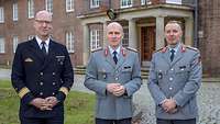 Führung der Akademie Auf der linken Seite steht Flottillenadmiral Bock, in der Mitte steht Generalmajor Kohl und rechst ist Brigadegeneral Pieper