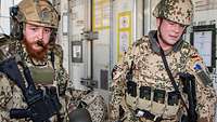 Zwei Soldaten tragen einen Verwundeten mit der Trage