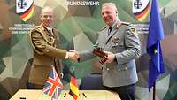 Ein Major und ein Generalmajor geben sich die Hand