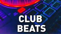 DJ Mischpult mit Jog-Wheel und den Wörtern Club Beatz im Vordergrund