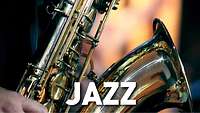 Saxophone mit dem Wort Jazz im Vordergrund