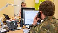 Bild Teaser Hilfe in Notlagen_Neu Zwei Menschen sitzen vor ihrem PC und telefonieren