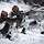 Drei Schützen knien im Schnee und haben ihre Waffen im Anschlag.