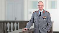 Zitatbild Generalinspekteur Der Generalinspekteur der Bundeswehr, General Eberhard Zorn, guckt in die Kamera und hält sich am Geländer fest