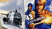 Zwei bunte Poster mit Kampfszenen hängen an einer gelben Pinnwand in einem Flur.