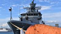 Ein deutsches Kriegsschiff ist in einem Hafen festgemacht