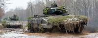Schützenpanzer Puma Schützenpanzer Puma fahren durch ein schlammiges Gelände