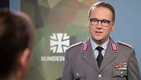 Ein Soldat steht einer Soldatin im Gespräch gegenüber
